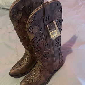 Brown Western Cowboy Boots with Embroidered Design